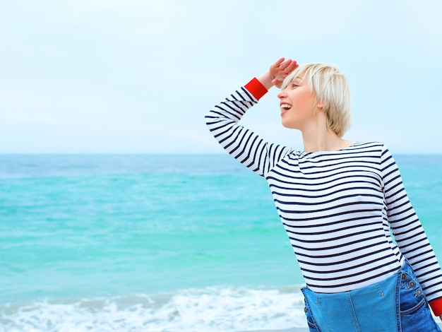 Bionda donna caucasica in vacanza al mare