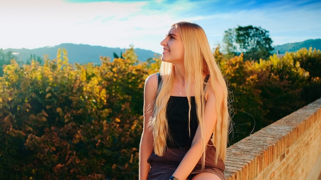 Foto blonde dame ontspannen en lachende natuurlijke schoonheid met plezier in de zomer