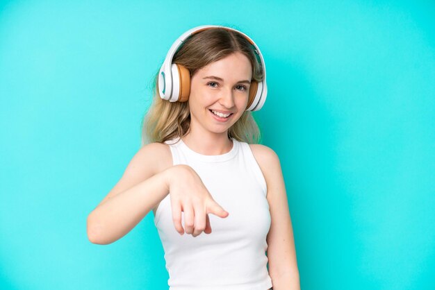 파란색 배경 듣는 음악에 고립 된 금발 영어 어린 소녀
