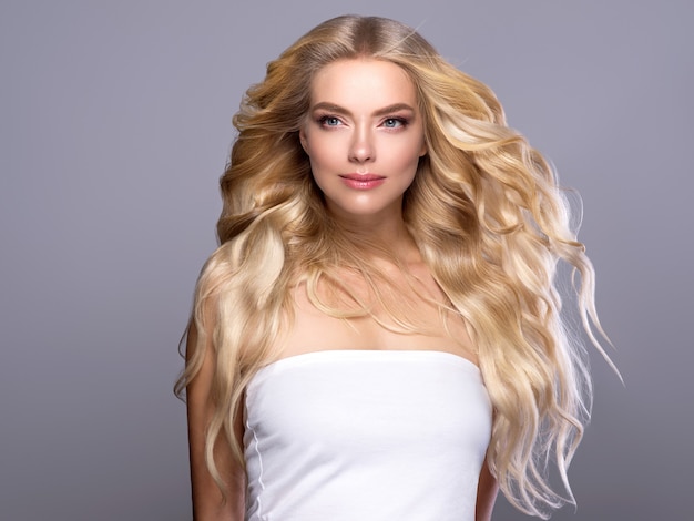 Блондинка лицо женщины вьющиеся волосы красоты лицо естественный макияж. Студийный снимок.