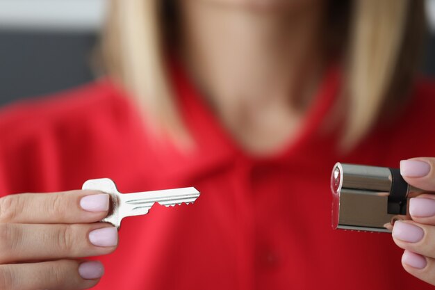 Photo blonde female agent in red shirt