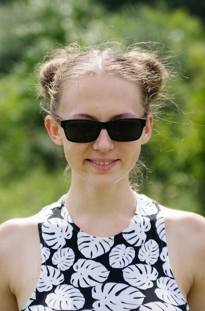 Photo blonde girl in dark glasses portrait outdoors in the summer