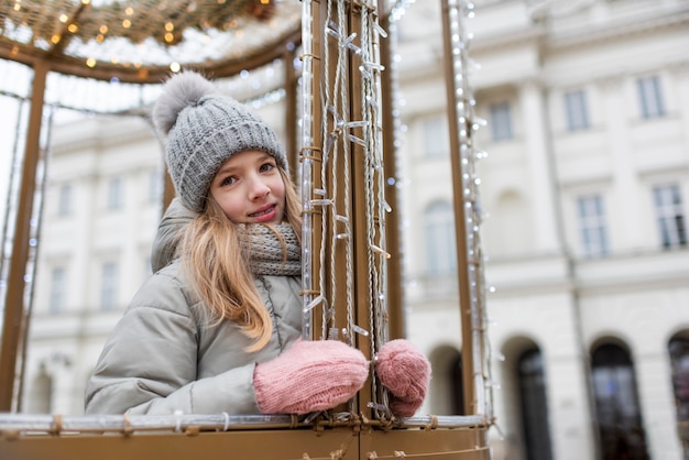 彼らのクリスマス休暇に旅行を楽しんでいるブロンドの女の子