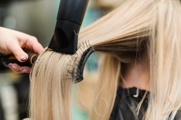 Ragazza bionda che si fa fare i capelli