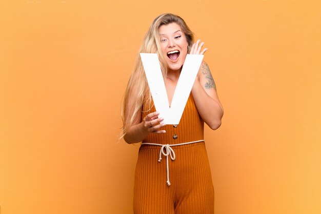 Photo blonde girl holding the letter v