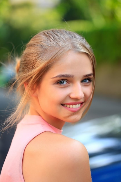 Ragazza bionda in camicia rosa