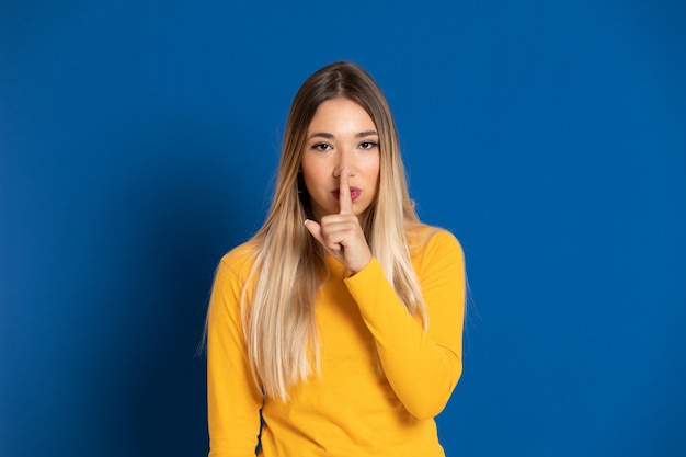 Blonde girl wearing a yellow T-shirt