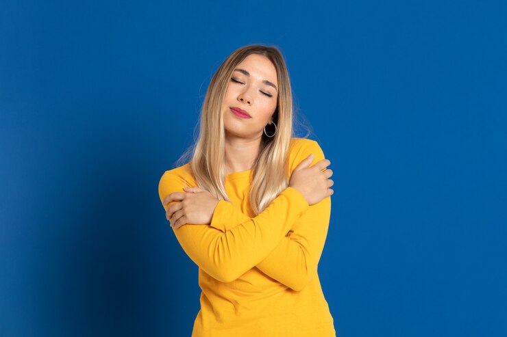Photo blonde girl wearing a yellow t-shirt