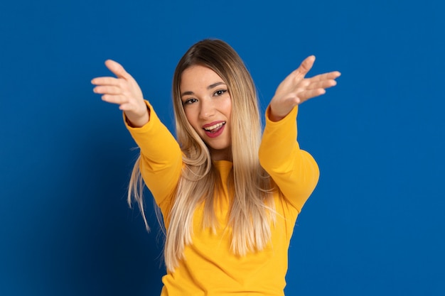 Blonde girl wearing a yellow T-shirt