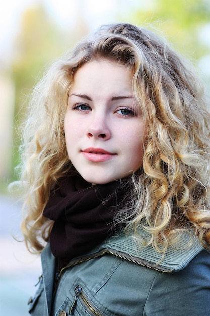 Ragazza bionda con i capelli ricci