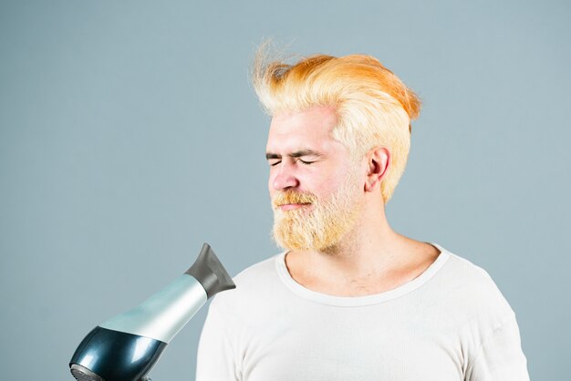 Foto blonde grappige bebaarde man haar droog haarverzorging man geïsoleerd