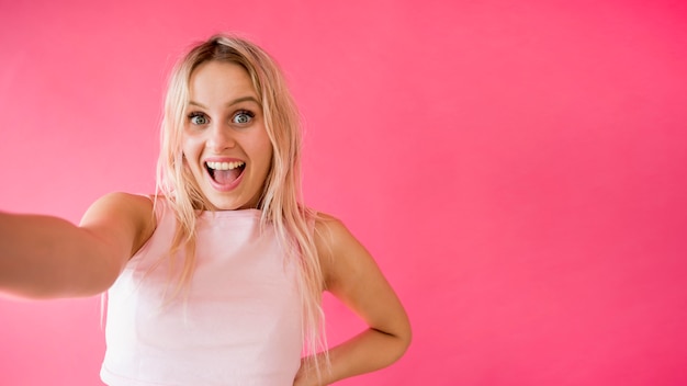 Blonde influencer neemt een selfie