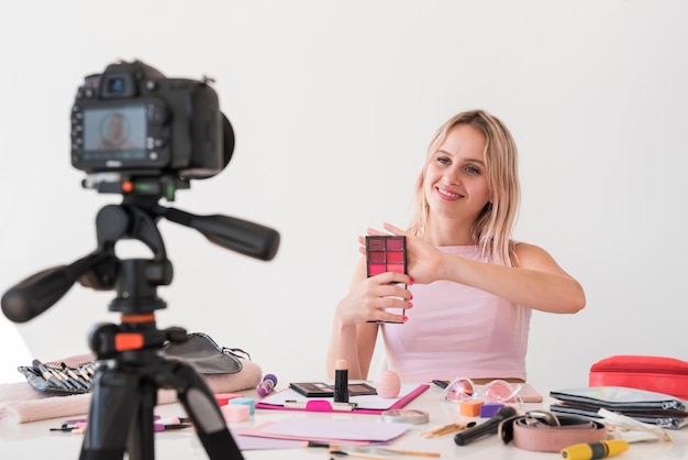 Foto blonde influencer opname make-up video