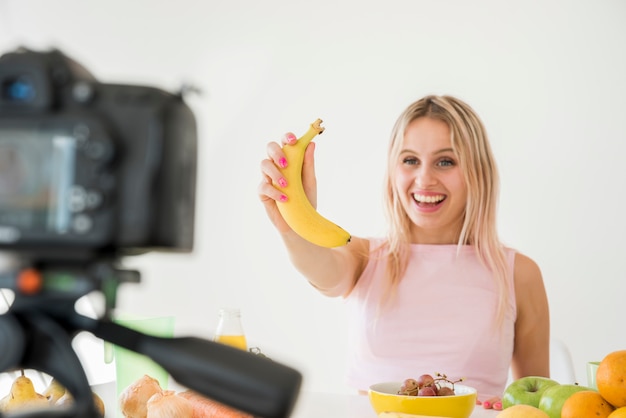 Foto influencer bionda che registra cibo nutrizionale