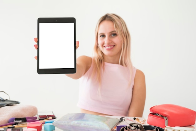 Photo blonde influencer showing tablet