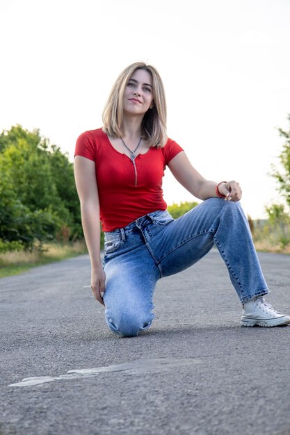 Photo blonde in jeans on the road