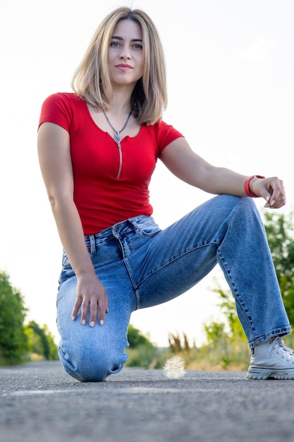 Photo blonde in jeans on the road