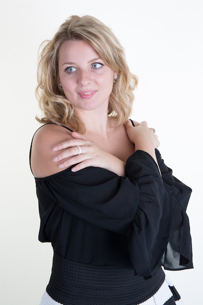 Blonde jonge vrouw met een zwart-witte jurk