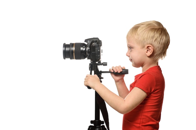 Blonde jongen maakt video op DSLR-camera