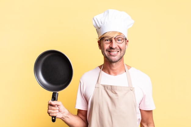 Blonde knappe chef-kok volwassen man met een pan