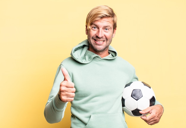 Foto blonde knappe volwassen man met een voetbal