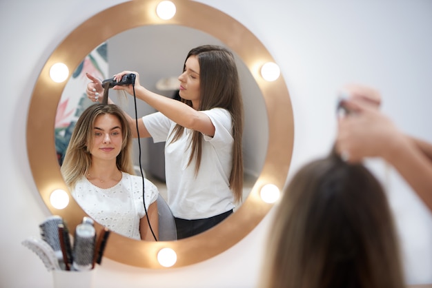 Blonde krijgt trendy kapsel in schoonheidssalon