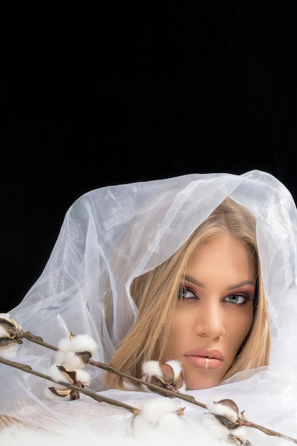 Блондинка составляет модель красоты макияж, белый фон ткани