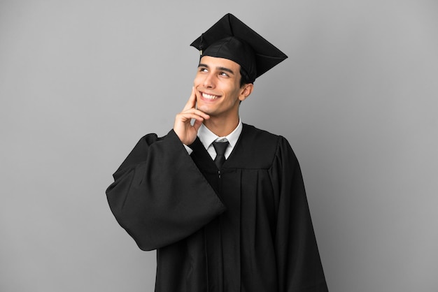 Blonde man die op de grond zit en een vinger opsteekt als teken van het beste?