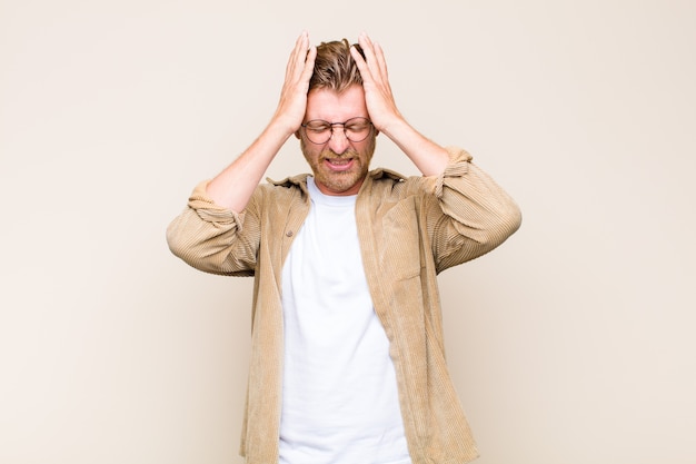 Foto uomo biondo che si sente stressato e ansioso