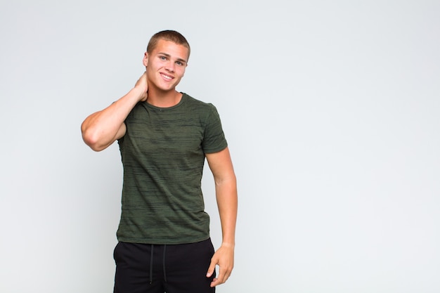 Foto blonde man lacht vrolijk en zelfverzekerd met een ongedwongen, vrolijke, vriendelijke glimlach