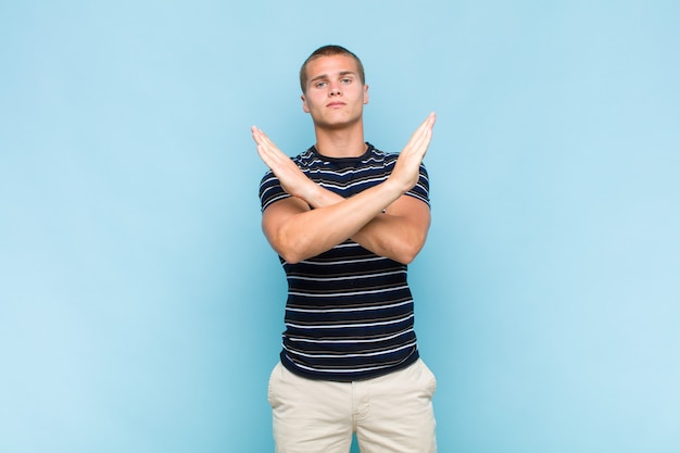 Photo blonde man looking annoyed