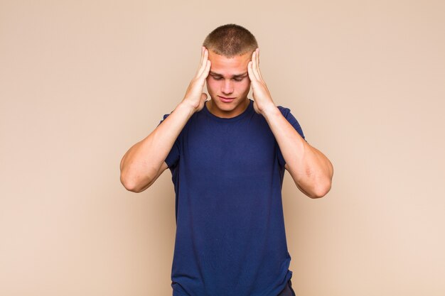 Photo blonde man looking concentrated