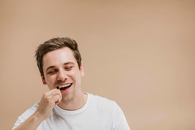 Blonde man zijn tanden poetsen met een houten tandenborstel