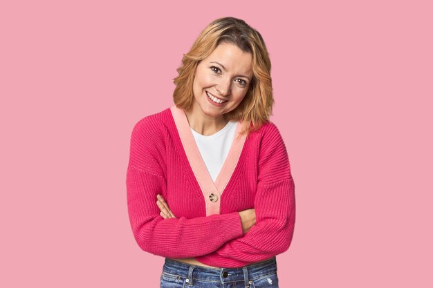 Photo blonde middleaged caucasian woman in studio laughing and having fun