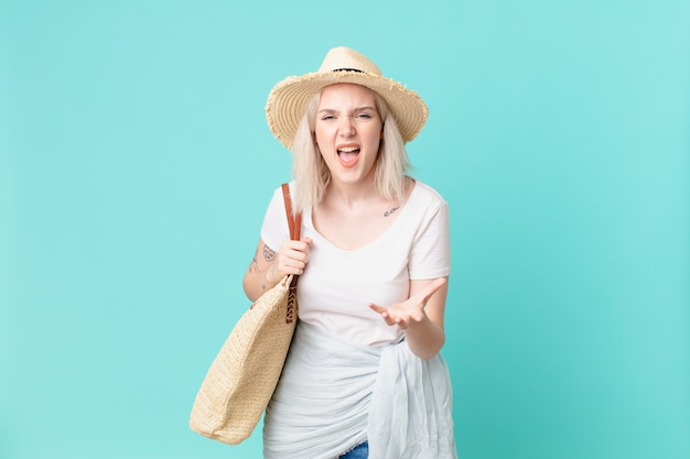 Blonde mooie vrouw die boos, geïrriteerd en gefrustreerd kijkt. zomer concept