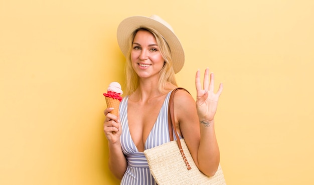 Blonde mooie vrouw die lacht en er vriendelijk uitziet met nummer vier