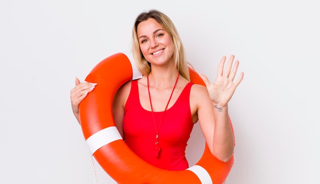 Blonde mooie vrouw die lacht en er vriendelijk uitziet met nummer vijf life guard concept