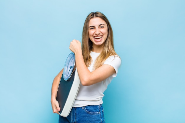 Blonde, mooie vrouw die zich gelukkig, positief en succesvol voelt, gemotiveerd wanneer ze voor een uitdaging staat of goede resultaten viert