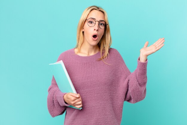 Blonde mooie vrouw met boeken. studentenconcept