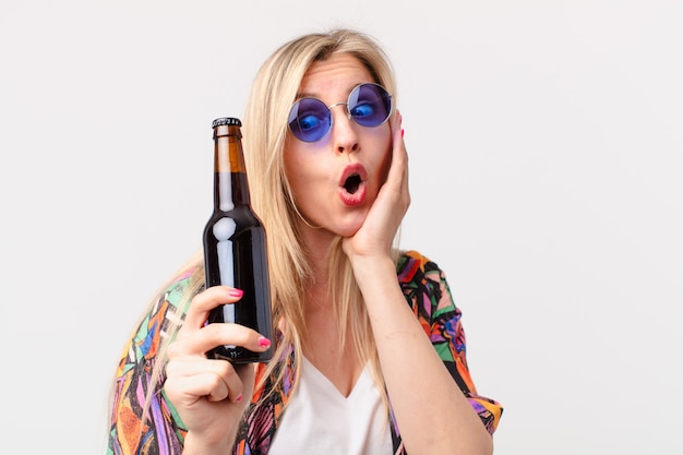 Blonde mooie vrouw met een biertje. zomer concept