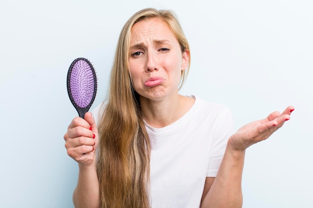 Blonde mooie vrouw met een haarkam