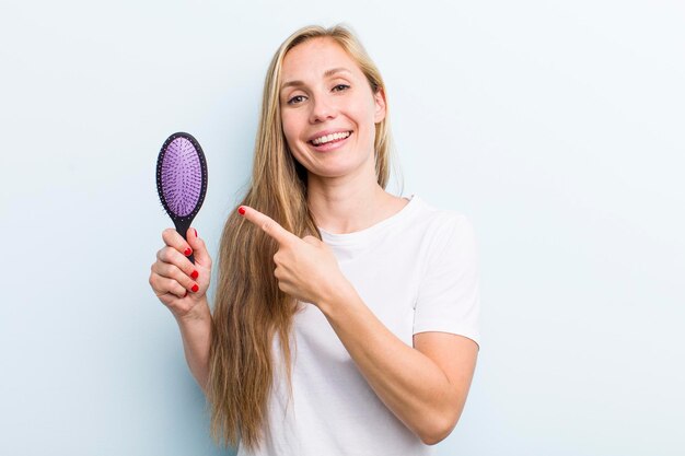 Blonde mooie vrouw met een haarkam