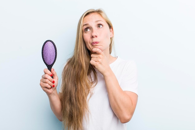 Blonde mooie vrouw met een haarkam