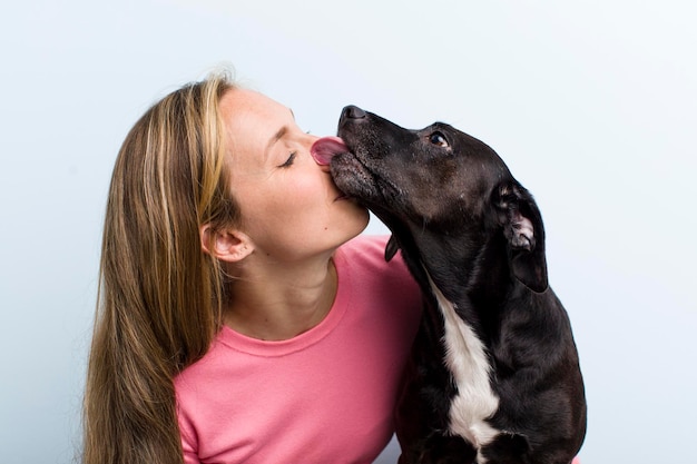 Blonde mooie vrouw met een hond huisdier