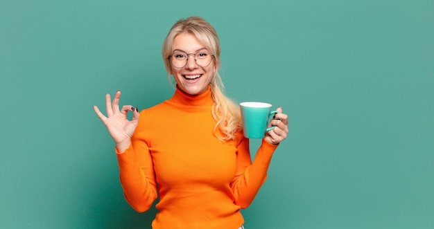 Blonde mooie vrouw met een kopje koffie of thee