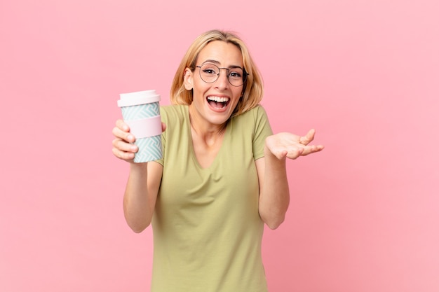 Blonde mooie vrouw met een kopje koffie