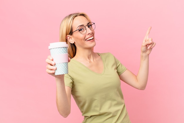Foto blonde mooie vrouw met een kopje koffie