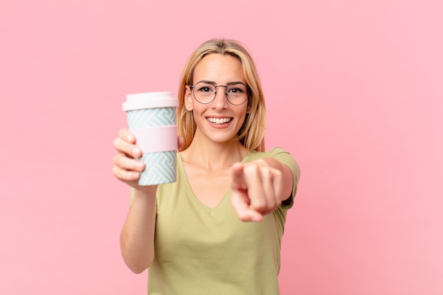 Blonde mooie vrouw met een kopje koffie