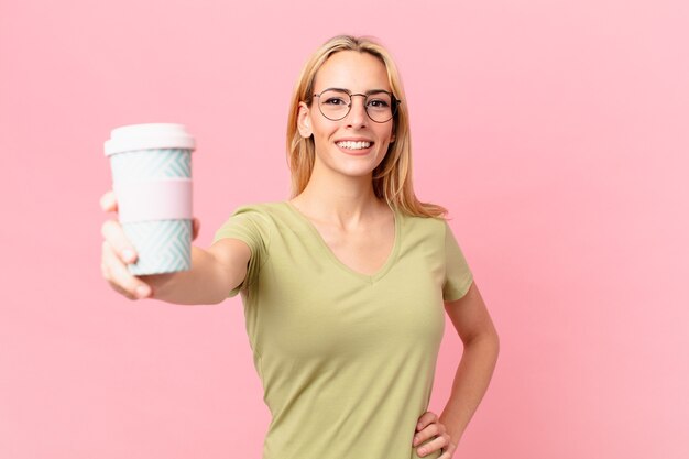 Blonde mooie vrouw met een kopje koffie