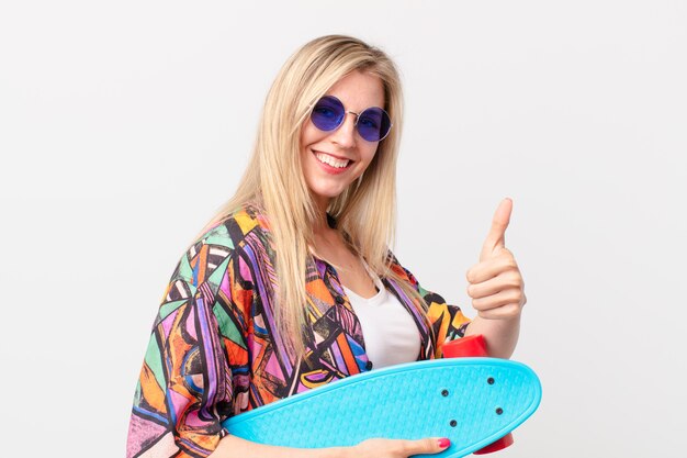 Blonde mooie vrouw met een skate board. zomer concept